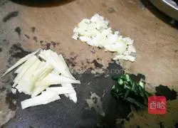Illustration of how to make fried rice noodles with pickles 3