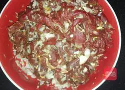 Illustration of how to make cumin stir-fried beef 1