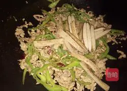 Illustration of how to stir-fry shredded pork with dried tofu and green pepper 5