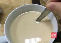 Illustration of how to make British milk tea 6