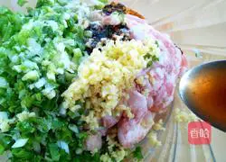 Illustration of how to make pork and chive dumplings 4