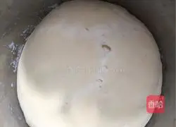 Beef and Onion Pizza Recipe Illustration 5