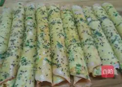 Illustration of how to make green onion egg burritos 9