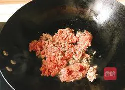 Illustration of how to wrap meat with lettuce 5
