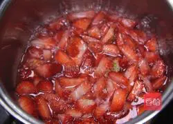 Illustration of how to make the stunning strawberry cake 11