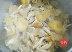 Illustration of making braised noodles with yellow mushrooms 6