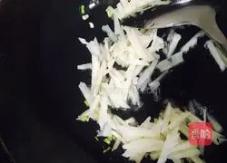 Illustration of how to stir-fry leek and lotus root 6