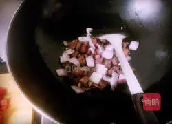 Illustration of how to stir-fry beef cubes with colored pepper 6