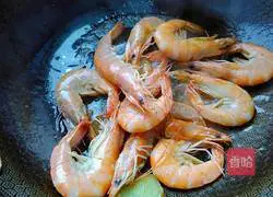 Illustration of how to fry shrimps in oil 7