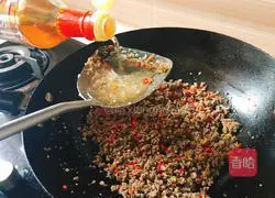 Illustration of how to wrap meat with lettuce 8