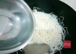 Illustration of how to make shrimp vermicelli wrapped in lettuce 9