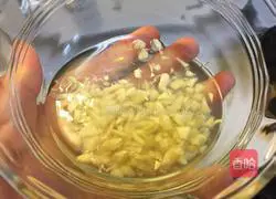 Illustration of how to make cold shredded chicken and fungus 2