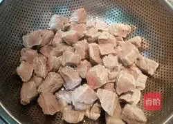 Illustration of how to make curry beef and potatoes 7