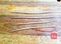 Illustration of how to make spicy noodles with skewers 8