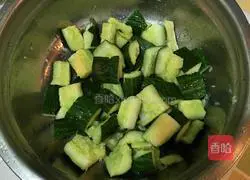 Illustration of how to make cucumbers with oil 2