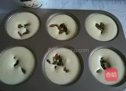 Illustration of how to make raisin chiffon cake 6
