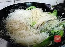 Illustration of how to make fried rice noodles with lettuce 6