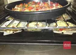 Illustration of how to make eight-inch shrimp pizza 9