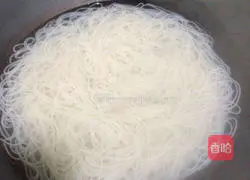 Illustration of how to make fried rice noodles with chopped pepper 4