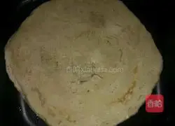 Illustration of how to make homemade pizza in electric frying pan 4