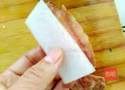 Illustration of how to make bacon and winter melon clips 11