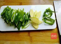 Illustration of how to cook crucian carp with green onions 1