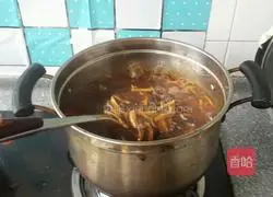 Illustration of making braised noodles with shredded mushrooms and chicken 11