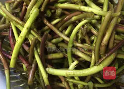 Illustration of how to make fried bacon with wild Artemisia arborescens 3