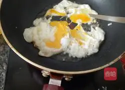  Illustration of how to make braised noodles with egg sauce 3