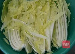 Illustration of how to make vermicelli and baby vegetables in soup 1