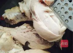 Illustration of how to make shredded chicken 5