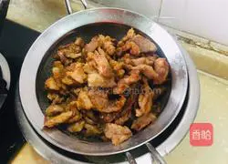 Illustration of how to make fried fungus, celery and fried pork 7