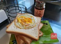 Illustration of how to make toasted beef sauce and egg bread 9