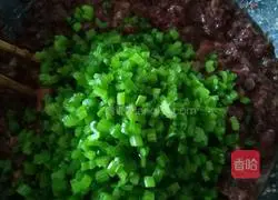 Illustration of how to make donkey meat and celery steamed dumplings 13