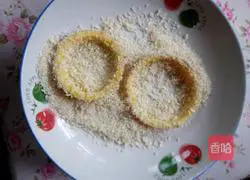 Illustration of how to make fried onion rings with bread crumbs 5