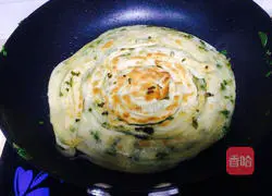Illustration of how to make green onion and egg pancakes 12