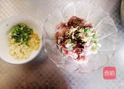 Illustration of how to stir-fry shredded pork with potatoes and green pepper 2