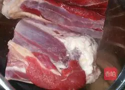 Illustration of making sauced beef in electric pressure cooker 1