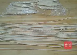 Illustration of how to make slivers of tomatoes 10