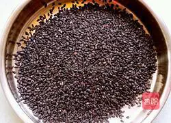 Illustration of how to make peanut black sesame candy 2