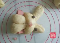 Illustration of how to make bunny bread 5