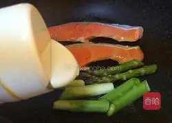 Fry Illustration of how to cook salmon 4