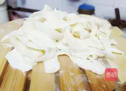 Illustration of how to make knife-shaped noodles 10