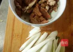 Illustration of how to make fried onions and fried pork 1