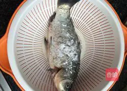 Illustration of how to make sweet and sour crucian carp 4