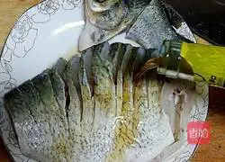 Illustration of how to make steamed Wuchang fish with peacock tail open 2