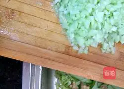 Lettuce Illustration of how to make a bag 2