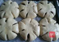 Illustration of how to make bean paste flower bread 11