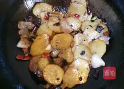 Illustration of how to make potato slices in iron plate griddle 3