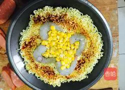Illustration of how to make instant noodle pizza 3